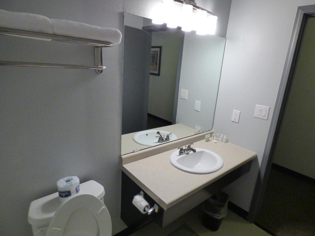 Republic Hotel Big Lake Room photo